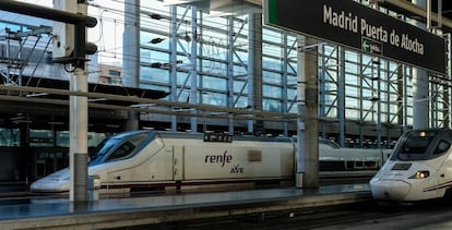 Trenes de AVE en la estación de Puerta de Atocha.