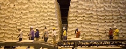 Miembros de una delegación de EE UU visitan una refinería de azúcar en Candelaria (Cuba), el pasado 3 de marzo.