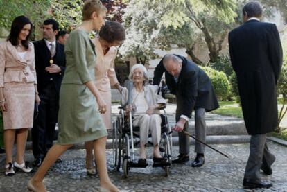 De izquierda a derecha, Ángeles González-Sinde; el alcalde de Alcalá, Bartolomé González; Sonsoles Espinosa; Doña Sofía; Matute, Don Juan Carlos y Rodríguez Zapatero.