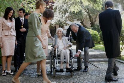 De izquierda  a derecha, Ángeles González-Sinde; el alcalde de Alcalá, Bartolomé González; Sonsoles Espinosa; Doña Sofía;  Matute, Don Juan Carlos y Rodríguez Zapatero.