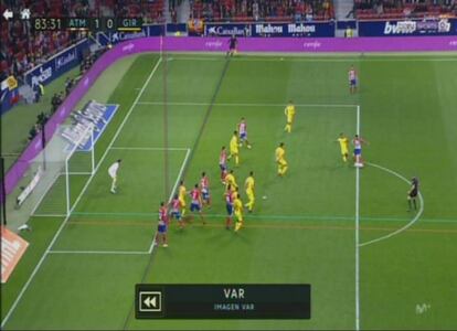 Partido entre el Atlético de Madrid y el Girona de la pasada jornada 30ª de LaLiga. En el minuto 76, Godín marcará un gol de cabeza que será anulado por fuera de juego según el árbitro del encuentro sobre el césped, Ignacio Iglesias Villanueva. Acto seguido, Mateu Lahoz revisa desde la cabina VAR las líneas de fuera de juego (en la imagen) y concluye en menos de un minuto que el gol es legal. El tanto acaba subiendo al marcador.