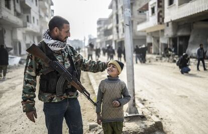 Un miliciano kurdo patrulla por el centro de la ciudad siria de Kobane.