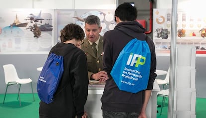 Uns estudiants visiten l'estand de l'Exèrcit al Saló de l'Ensenyament