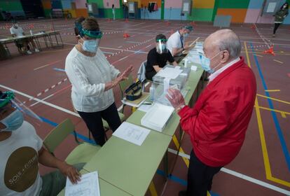 Votación de las elecciones autonómicas de Galicia, en Burela (Lugo) a 12 de julio de 2020.
