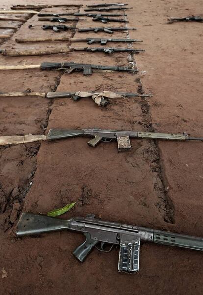 Armas abandonadas de forma simbólica en la ceremonia de desmovilización de niños soldados de Yambio.