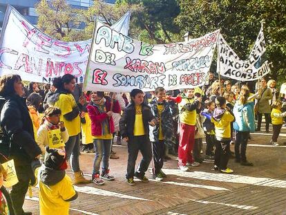 Familias de la escuela Xarau protestan ante el Departamento de Ense&ntilde;anza.