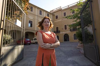 Eva Sanchis, alcaldesa de Godella, a la entrada del colegio que el Sagrado de Coraz&oacute;n tiene en el municipio.