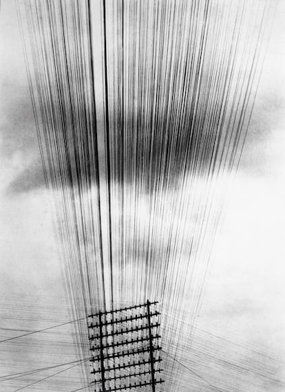 Tina Modotti nació en Udine (Italia), en 1896 y emigró a Estados Unidos, adonde se había marchado su padre, con 16 años. En la imagen, 'Poste con cables', en torno a 1925.