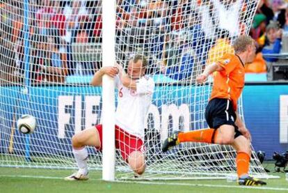 Kuyt festeja su gol, el segundo de Holanda, ante la desolación de Jacobsen.