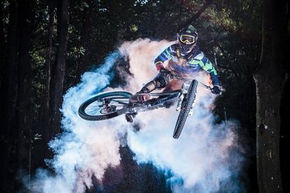 O atleta Dennis Tondin em Riva del Garda, Itália. A fotografia está inscrita na categoria 'New Creativity'.