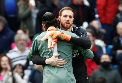 Los porteros Keylor Navas y Jan Oblak, se saludan tras el encuentro.