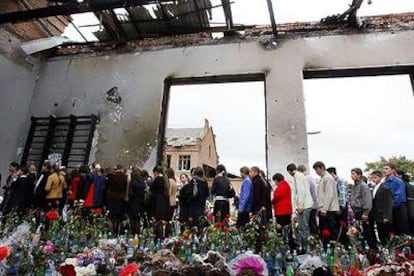 Un grupo de estudiantes visita la escuela de Beslán destruida tras el asalto terrorista de septiembre de 2004.