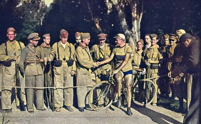 Mariano Cañardo saluda a unos milicianos españoles de Puigcerdá en el Tour de 1937.