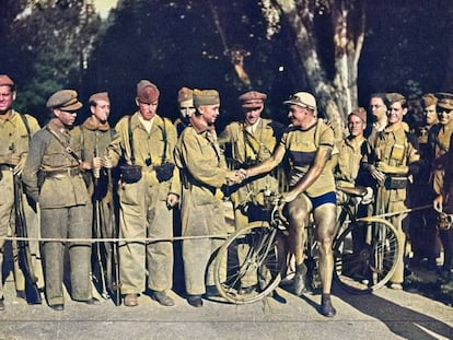 Mariano Cañardo saluda a unos milicianos españoles de Puigcerdá en el Tour de 1937.
