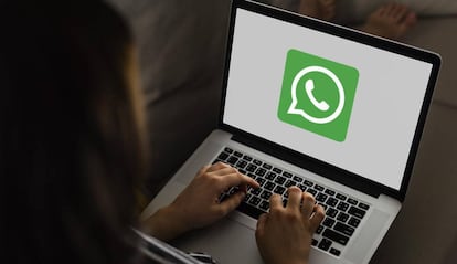 Portátil con WhatsApp en uso