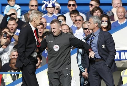 Wenger y Mourinho se encaran en Stamford Bridge.