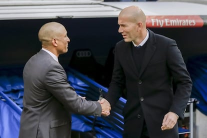 El entrenador del Real Madrid, el francés Zinedine Zidane (d), saluda al del Málaga, el uruguayo Marcelo 'Gato' Romero Real, al inicio del partido de la décima novena jornada de la Liga de Primera División que se juega hoy en el Santiago Bernabéu, en Madrid. 