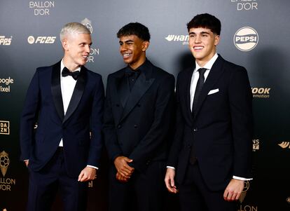 FC Barcelona players Dani Olmo, Lamin Yamal and Pau Kubarsi arrive at the Ballon d'Or ceremony this Monday.