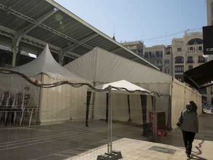 Carpas instaladas al lado del Mercado de Col&oacute;n para uso de las comisiones falleras. 