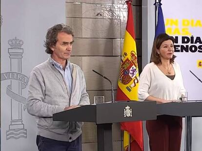 El director del Centro de Coordinación de Alertas y Emergencias Sanitarias, Fernando Simón; la secretaria general de Transportes, María José Rallo del Olmo, y el director del gabinete del jefe del Estado Mayor de la Defensa (JEMAD), Carlos Pérez Martínez.