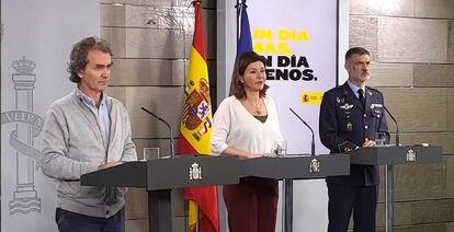 El director del Centro de Coordinación de Alertas y Emergencias Sanitarias, Fernando Simón; la secretaria general de Transportes, María José Rallo del Olmo, y el director del gabinete del jefe del Estado Mayor de la Defensa (JEMAD), Carlos Pérez Martínez.