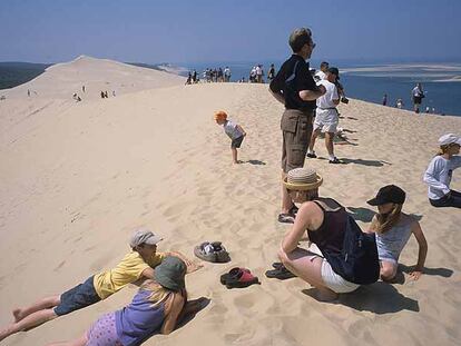 La duna de Pilat, la más alta de Europa, se sitúa al sur de la bahía de Arcachon y es una de las atracciones turísticas en este rincón de la región francesa de Gironde.