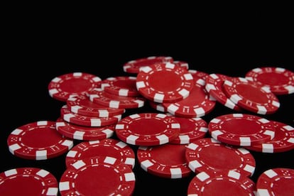 Cuenta el digital económico <a href="http://negocios.com/noticias/falta-crupier-13032015-1923"target=blank>Negocios.com</a> que las personas que controlan las apuestas en los casinos empiezan, por norma general, siendo mileuristas, pero alcanzan en poco tiempo los 2.000 € mensuales. Y si llega a director de juego, cobrará 58.000 € brutos al año. El secreto son las propinas, sobre todo en lugares de lujo. Los requisitos, según la escuela de formación de 'crupiers' <a href="http://www.cerus.es/cursos-croupier/croupier-de-casino/"target=blank>Cerus</a>: haber acabado el bachillerato, ser rápido con el cálculo mental y tener gran capacidad de concentración. Una cualidad añadida: psicología para tratar con el jugador. Los cursos pueden durar de 40 días hasta 6 meses.