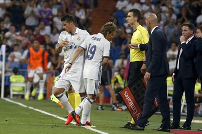 El centrocampista colombiano del Real Madrid, James Rodriguez (i), ingresa en el terreno de juego sustituyendo a su compañero, el croata Luka Modric.