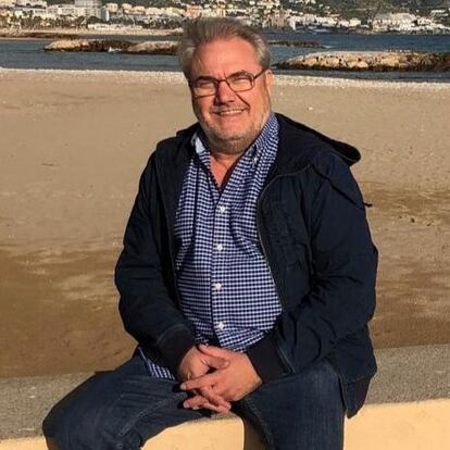 José Antonio, en la playa de Sitges durante un congreso médico.