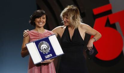 La actriz Marián Alvárez (izquierda) recibe la Concha de Plata de San Sebastián por su interpretación en 'La herida', de Fernando Franco. 