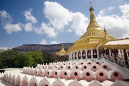 Vipassana International Academy, mais conhecida como Dhamma Giri, em Igatpuri, no estado de Maharashtra (Índia).