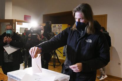 El candidato de Unidas Podemos a la presidencia de Castilla y León, Pablo Fernández, vota en el colegio electoral del Ayuntamiento San Marcelo, en León.