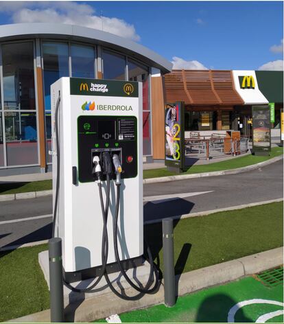 Una de las 50 electrolineras instaladas en los restaurantes McDonald's.