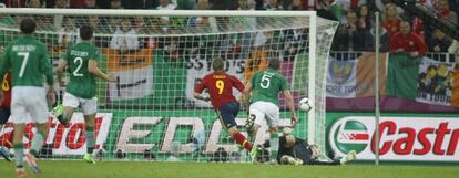 Torres marca uno de sus dos goles a Irlanda.