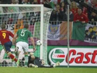 Torres marca uno de sus dos goles a Irlanda.