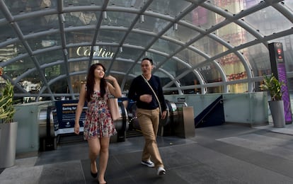 Una avenida con tiendas de lujo en Singapur.