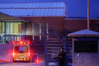 Llegada al centro penitenciario de Brians I de la ambulancia y el furgón de Mossos que han transportado a Félix Millet y Jordi Montull respectivamente desde la Audiencia Provincial de Barcelona. Foto: Carles Ribas