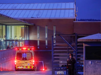 Llegada al centro penitenciario de Brians I de la ambulancia y el furgón de Mossos que han transportado a Félix Millet y Jordi Montull respectivamente desde la Audiencia Provincial de Barcelona. Foto: Carles Ribas