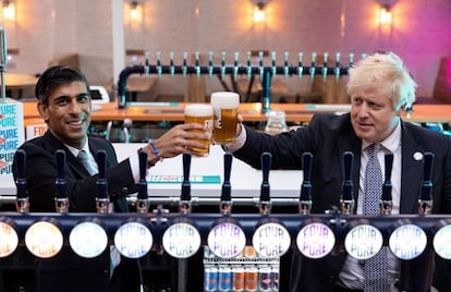 El ministro de Economía británico, Rishi Sunak, brindaba el 27 de octubre de 2021 con el primer ministro, Boris Johnson, en una cervecería en Bermondsey, en el sur de Londres.
