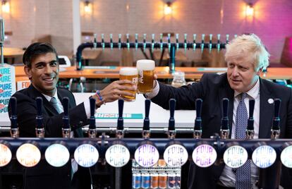 El ministro de Economía británico, Rishi Sunak, brindaba el 27 de octubre de 2021 con el primer ministro, Boris Johnson, en una cervecería en Bermondsey, en el sur de Londres.