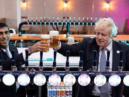 El ministro de Economía británico, Rishi Sunak, brindaba el 27 de octubre de 2021 con el primer ministro, Boris Johnson, en una cervecería en Bermondsey, en el sur de Londres.