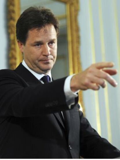 Nick Clegg durante la rueda de prensa en que ha anunciado la ruptura de los compromisos de la coalición de Gobierno.
