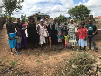 En el centro, Marcelle Mardon, junto a un grupo de mujeres lideresas de la Federación Nacional de Personas sin Hogar de Zimbabue, en el Estado de Marvingo, en noviembre de 2022.