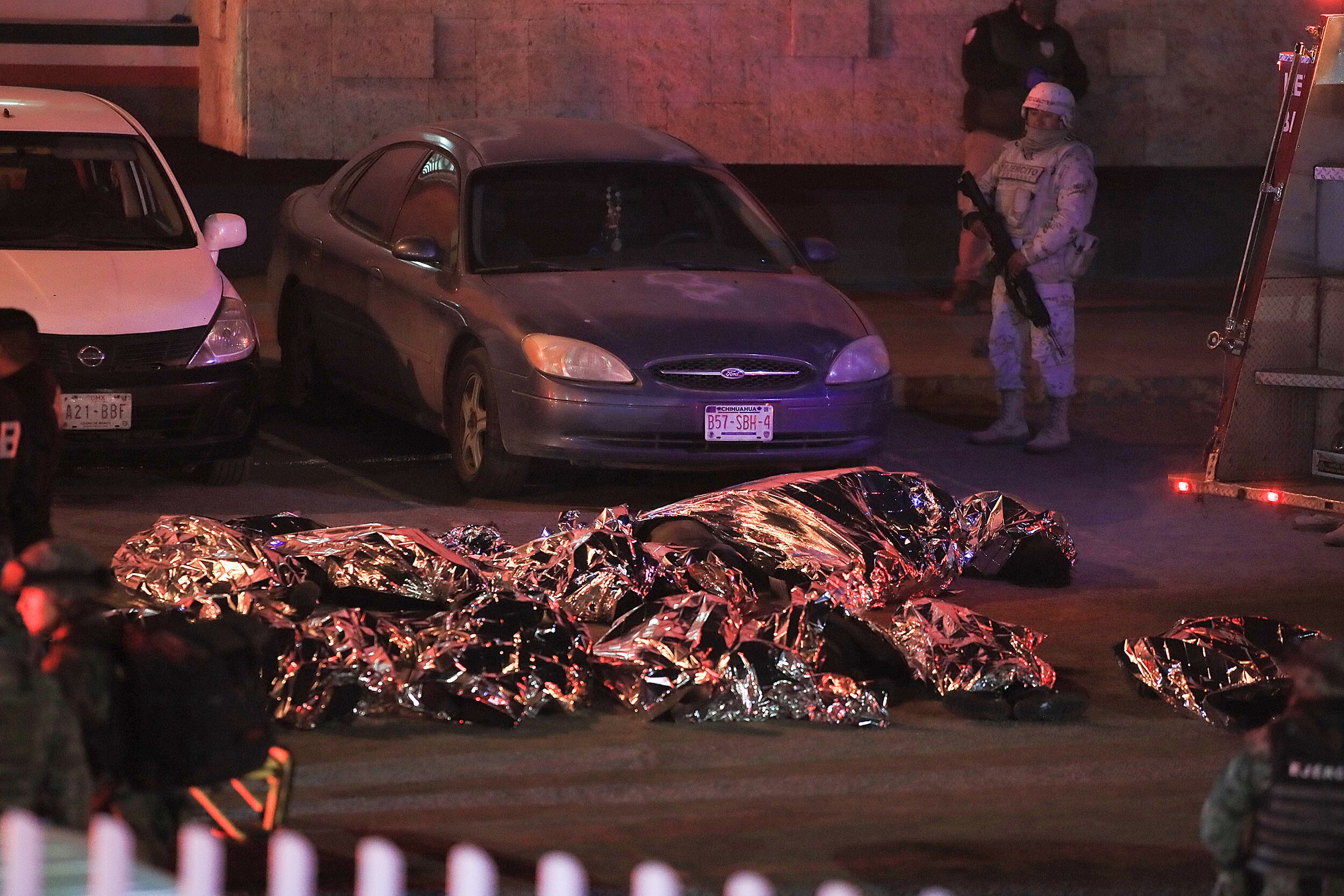 Restos de migrantes fallecidos durante el incendio en el INM de Ciudad Juárez.