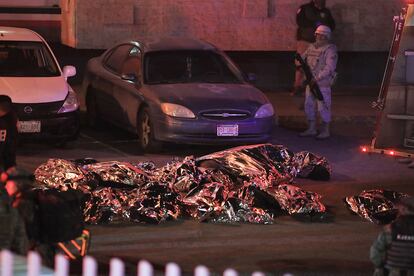 Restos de migrantes fallecidos durante el incendio en el INM de Ciudad Juárez.