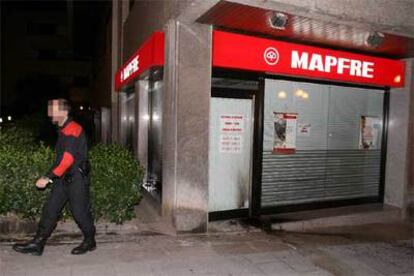 Oficina de Mapfre en Getxo atacada por cuatro encapuchados.