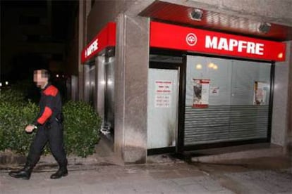 Oficina de Mapfre en Getxo atacada por cuatro encapuchados.