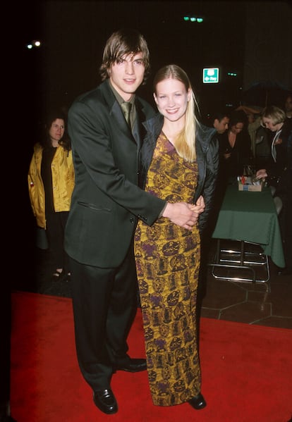 ASHTON KUTCHER Y JANUARY JONES. Estuvieron saliendo tres años y rompieron definitivamente en 2001. Kutcher, por aquel entonces, era toda una estrella entre el público adolescente por películas para porreros como Colega, ¿dónde está mi coche? o el show de la MTV Punk'd. January Jones todavía no había despegado como actriz (Mad Men llegaría en 2007). Años más tarde, en una entrevista para GQ, la actriz habló de una expareja que jamás la apoyó en la actuación: "Me dijo: 'No creo que llegues a ser buena en esto'. Así que le dije: 'Que te jodan'. En el minuto en el que me dijo que no podía hacer algo, es cuando más motivada me sentí. Debería agradecérselo". La prensa especuló sobre que ese novio fuera Kutcher y Jones ni lo desmintió... ni lo negó.