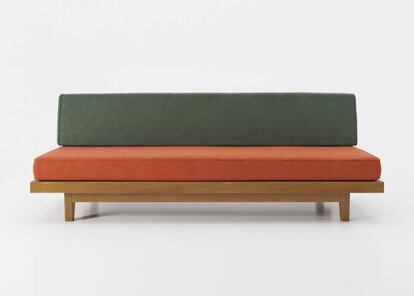 Sofá 'Loveseat' diseñado por Clara Porset en los años 50 en madera de caoba. |