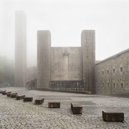 Iglesia del Santuario de Aránzazu, edificio de Sáenz de Oiza con obras de Oteiza, Chillida y Lucio Muñoz (Gipuzkoa). 